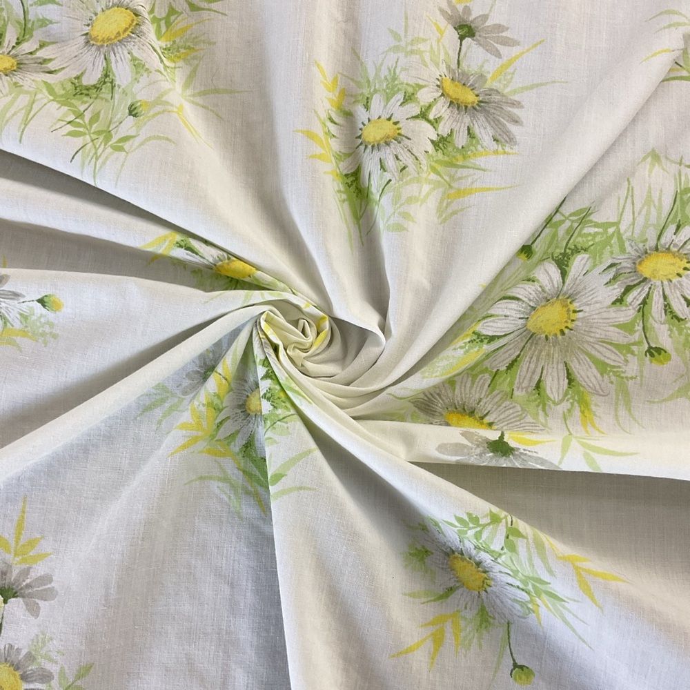 Reclaimed vintage daisy floral 70s percale cotton blend fabric 90” x 72”